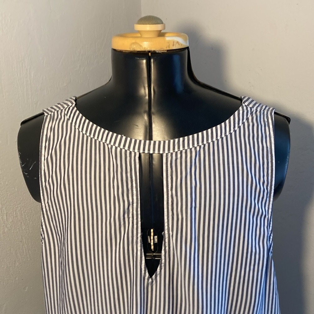 Old Navy Striped Sleeveless V-neck Top - Picture 8 of 16
